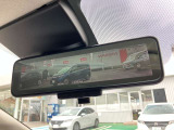 インテリジェントルームミラー、車両後方のカメラ映像をミラー面に映し出すので車内の状況や天候などに影響されにくく、よりクリアな後方視界が得られます