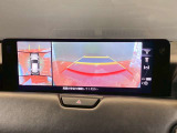 【360&deg;ビュー・モニター】前後左右4つのカメラ映像をさまざまな走行状況に応じて切り替えてセンターディスプレイに表示することで、駐車時や狭い道でのすれ違い時、見通しの悪い交差点進入時でも安心感を高めます。