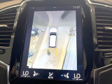 【360&deg;ビューカメラ】4台の高解像度カメラで360度の鳥瞰図を表示。隣の車や壁、死角にある障害物などを画面で確認できるため、狭いスペースでの駐車・出入りも安心です。
