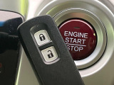 【Hondaスマートキー】カバンやポケットに入れたままでもドアの施錠・解錠が可能なスマートキーを装備。エンジンのオン・オフ時もカギを取り出す必要が無いからとっても便利です♪