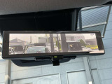 スマートルームミラーは、車両後方に設置されたカメラの映像を、ルームミラーに映し出すことで、死角をなくし、安全性を向上させることができます。また、夜間や雨天時でも、クリアな映像を映し出すことができます。