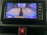 ディスプレイに後方の視界を表示し、車庫入れをサポート「距離目安線」「車幅延長線」およびステアリング操作に連動する「予想進路線」を画面に表示します。※必ず車両周辺の安全を直接確認してください。