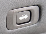 ボタン一つでトランクオープンが可能!車内から操作できる為、非常に便利な装備の一つとなります!