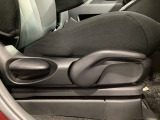 運転席にはドライバーの体型や好みに応じて前後方向だけでなく、高さの調整ができるシートリフターを装備!