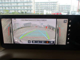 アラウンドビューモニター。上空から見下ろしているかのような映像を映し出して、スムースな駐車をアシストします。