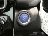 【プッシュスタート】スマートキーを携帯していればキーを取り出さずにドアを施錠&解錠。クルマの始動も可能です♪
