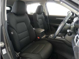 【清潔感のある運転席&助手席】隅々までクリーニングの行き届いた運転席&助手席。目立ったシミや汚れ等もございません。快適なドライブをどうぞ。