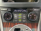 【左右独立型フルオートエアコン】運転席と助手席でそれぞれお好みの温度に設定可能。同乗者にも配慮した、快適な空調をお届け致します。
