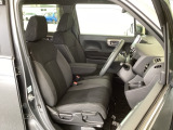 フロント広々、ベンチシートの運転席は、ハイトアジャスターが付いているので、快適にドライブができます。ハンドルはテレスコピック機能で、ハンドル位置を上・下・手前・奥に調節できます。