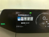 スピードメーター内のディスプレイ部に安全装備の設定状態が表示されます。