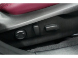 &rdquo;電動シートを装備。お客様に安全に運転頂けるよう座席の位置、座面の上げ下げやリクライニングの加減も細やかな設定を可能にしました。&rdquo;