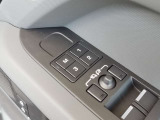 運転席&助手席に3パターンのメモリーが登録可能 運転中やドライブの間の一休みなどお好みのポジションを登録可能です。