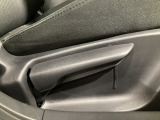 運転席にはドライバーの体型や好みに応じて前後方向だけでなく、高さの調整ができるシートリフターを装備!