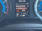 先行車が発進しても自車が停車し続けた場合に、ブザーとディスプレイ表示でお知らせします。
