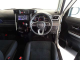 革巻きステアリングで快適な操作性の運転席です。
