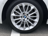 BMW純正17インチホイール。洗練されたデザインで、足元の個性を引き立てます。