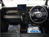 運転にかかわる様々な操作を安全に行えるように視点移動が少なく、操作性に配慮されたスイッチ類が凝縮されたコクピットです。