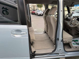 スライドドアの良いところは、乗り降りしやすく、隣の車両にドアをぶつける心配がないことですよね。両側電動スライドドアですから、運転席から開け閉めが操作できますよ。
