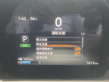 エマージェンシーブレーキは前方の車両や歩行者との衝突回避をサポートします。車両や歩行者と衝突の恐れがある時に警報とブレーキにより、運転者の衝突回避操作を支援します。
