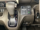 CVT車のセレクトレバーです。低速から高速まで、変速ショックのないスムーズな走りと、エンジン効率のよい領域を維持して燃費にも貢献します。サイドブレーキはスイッチ操作の電子制御パーキングブレーキです。