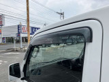 ドアバイザー付いています。