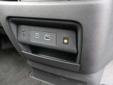 USB電源ソケット(タイプA 1個、タイプC 1個) 、ワイヤレス充電器装備