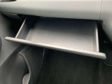 ダッシュボード助手席側上部にインストアッパーボックスがあり、収納に便利です。