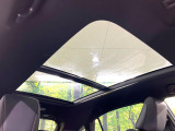 【大型サンルーフ】車内の解放感が一気に上がる大型のパノラマルーフ!季節を問わず開放的で快適なドライブをお楽しみいただけます。流通量も少なく希少価値の高い人気の装備です♪