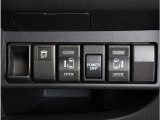 【両側電動スライドドア】ボタンを押すだけでスライドドアの開閉が可能。もちろんキーからの操作も可能。お子様を抱いている時・両手いっぱいの荷物を持っている時など非常に役立ちます。