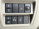片側(助手席側)オートスライドドアです♪運転席のボタンやキーのボタンでも開閉できます!手荷物がいっぱいの時でも簡単にドアの開け閉めができるのでとっても便利です♪