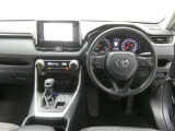 運転席からの視界はこんな感じです☆お気軽にご来店いただき、実際に座って是非お確かめください。ドライバーに寄り添う快適な操作フィールをもたらすステアリングです。