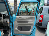 運転席側インナートリムは、ご覧の状態です。