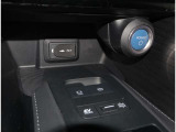 お車のキーはスマートキーです。キーを身につけた状態で車に近づき、ドアロックの解錠や施錠操作が出来ます。雨の日など両手がふさがっている時など、とっても便利ですね。
