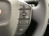 前方の車との車間を設定し、スピードを上げたり緩めたりを自動で行ってくれる追尾式の「レーダークルーズ」。上級装備の一つです!高級車にしかつかない嬉しい機能です。