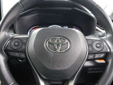 レーダークルーズコントロール作動時に車線維持に必要な運転操作の支援を行う「レーントレーシングアシスト(LTA)」を搭載しています。