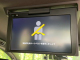 【リヤエンターテインメントシステム】後席にお座りの方も大満足の、人気メーカーオプションを装備。専用の音響システムと、大画面のモニターで移動中もDVD等をお楽しみいただけます。