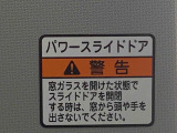 最も気になる室内は、特にこだわってクリーニングしております。マットやシートだけではなく、エアコンの吹き出し口やドアノブの隙間など、様々なブラシや道具を使い分けて、隅々までクリーニングしております。