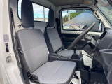 前席の画像です。車からの乗り降りがしやすいです。