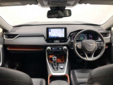 シンプルながら機能性あふれる運転席廻りです。視界性もよく、運転しやすいですよ。