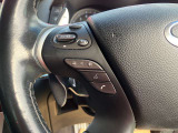 ステアリングスイッチ付きのハンドル!運転に支障をきたすことなくナビ操作が可能です!!