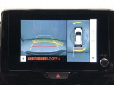 車の全周囲の画像が表示されます。運転席から見づらい個所なども、上空から見たような映像で確認できます。映像のきりかえも出来、後方確認だけでなく大変便利な機能です。