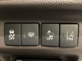 Hondaセンシング用の、VSA(ABS+TCS+横滑り抑制)解除と路外逸脱抑制機能のオンオフスイッチなどはハンドルの右側に装備しています。