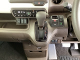 足元スッキリ、インパネシフトです。パーキングブレーキは電子制御パーキングブレーキタイプなので、運転席と助手席の間がスッキリしています。