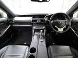上質で落ち着いた印象のインパネ。視界も広々で運転しやすいです。