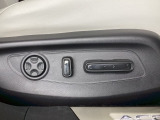 【電動シートの操作スイッチ】シート位置や角度を電動できめ細かに調整可能です。