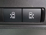 【両側電動スライドドアスイッチ】スマートキーや運転席のスイッチでスライドドアの開閉が可能♪電動なので力を入れてドアを開ける必要が無く小さいお子様でも、重い荷物を持っている時でもラクに開け閉めできます