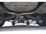 車両後方からの下回りです。マフラー防錆塗装や下回り防錆施工等も可能でございます。