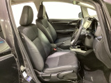 広い足元にゆったり座れるシートには肘掛けも装備しており長距離の運転でも疲れにくくなってます。女性でも運転がしやすいように、シートの高さ調整機能(シートリフター)がついています。