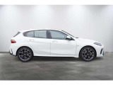 コンパクトなハッチバックながら、ロングノーズ・ショートオーバーハングのBMWらしい伝統的なスタンスを継承しています。