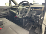 【運転席】座り心地が良いシートなので長時間の運転でも快適にお過ごしいただけます。新品のフロアマットのご注文も可能です。掲載箇所以外にご希望の写真がございましたらお気軽にお問い合わせ下さい。